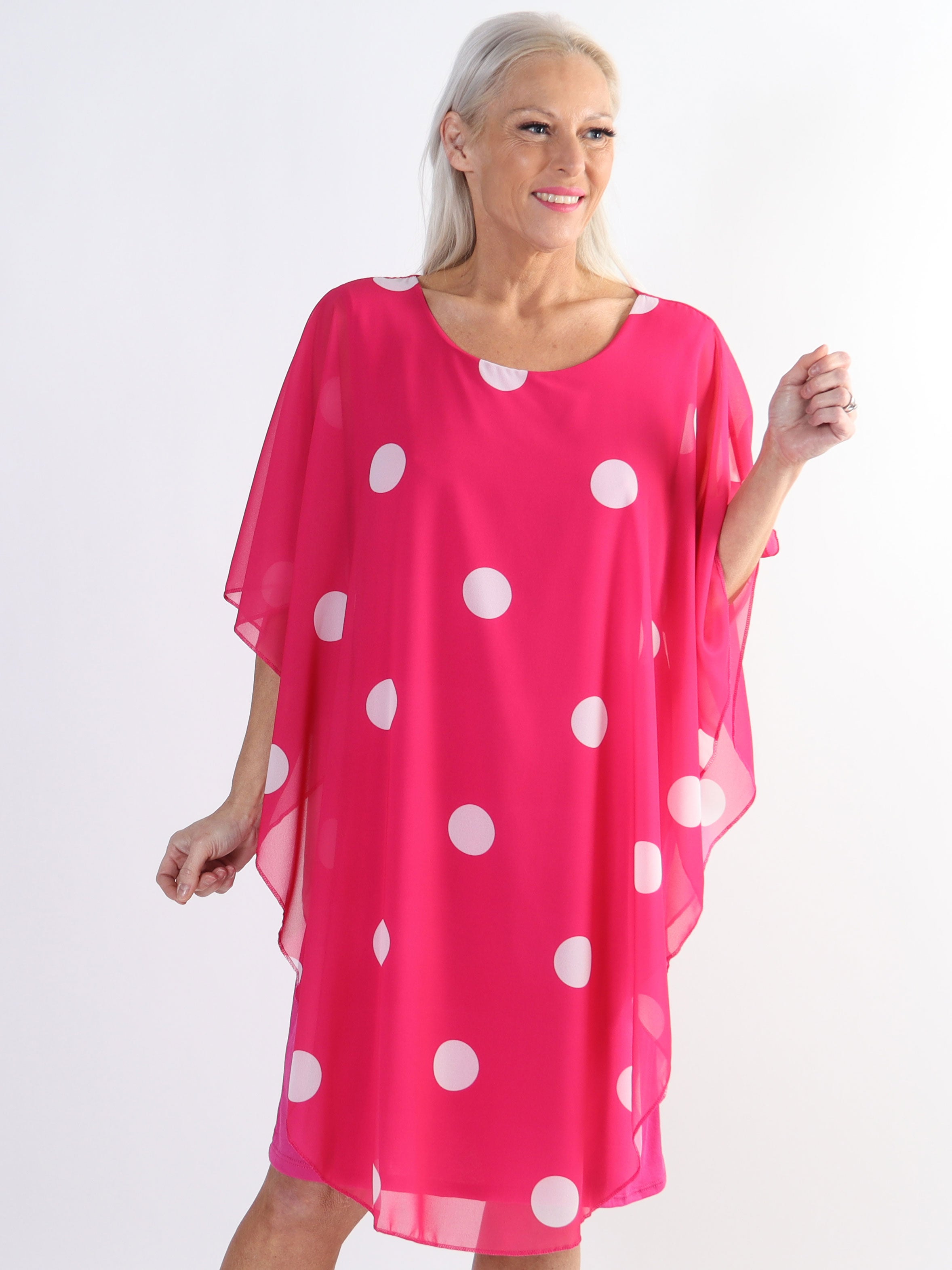 Kenya Dot - Tunikaklänning i plus size med prickigt chiffonglager